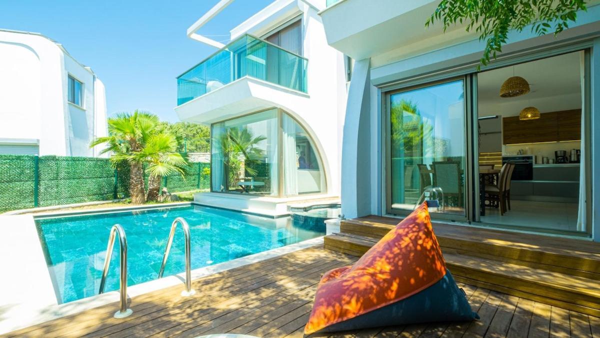 Capella - Private Pool Apartment